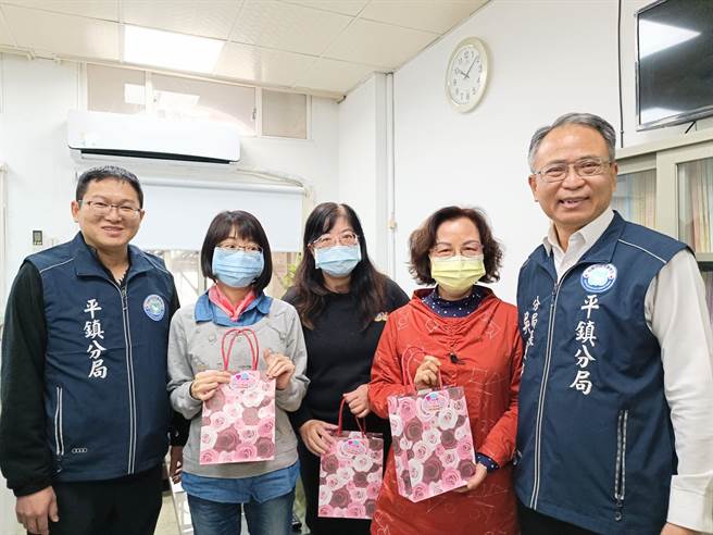 庆祝妇女节桃市平镇警分局赠礼品慰劳女同仁。(警方提供／吕筱蝉桃园传真)