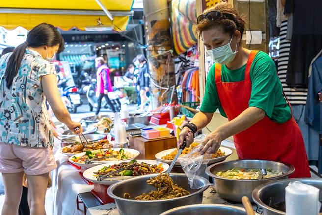 邱嘉仪在「微型创业凤凰贷款」的资金挹注下，开创素食餐饮事业。(中彰投分署提供)