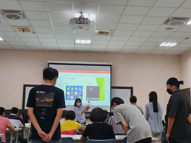 台中市就业服务处将举办「3C科技应用就业培力」进阶课程，盼培养银髮族运用资讯知能、拓展职场学习等能力。(台中市府提供)