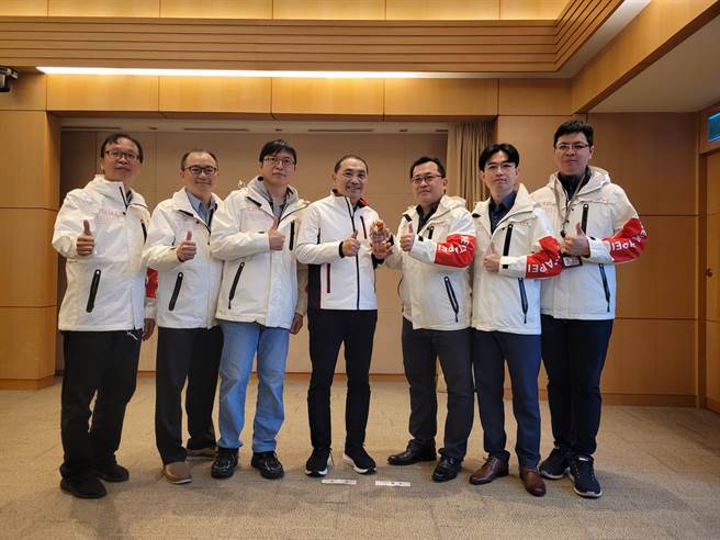 新北市旅宿管理辅导绩效考核荣获特优，今（8）日市政会议献奖市长侯友宜。（新北市观旅局提供）