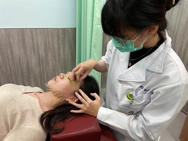 中医师用美顏针来刺激脸部穴位，对于减少皱纹、提升皮肤张力、改善脸部气色均有效果。（彰化秀传医院提供／吴敏菁彰化传真）