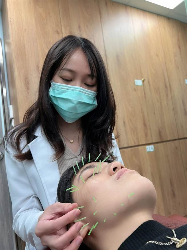 中医师用美顏针来刺激脸部穴位，对于减少皱纹、提升皮肤张力、改善脸部气色均有效果。（彰化秀传医院提供／吴敏菁彰化传真）