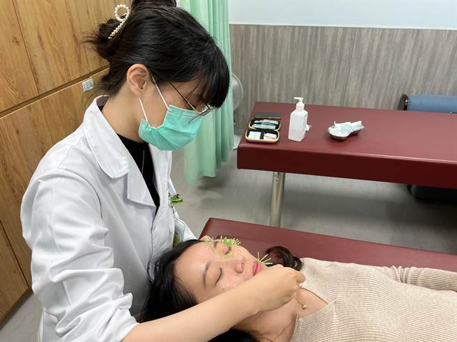 中医师用美顏针来刺激脸部穴位，对于减少皱纹、提升皮肤张力、改善脸部气色均有效果。（彰化秀传医院提供／吴敏菁彰化传真）
