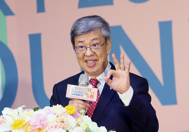 行政院长陈建仁（中）8日出席卫福部社会及家庭署妇女节庆活动，针对全台缺蛋危机陈揆表示相信农委会将持续加强调度，鸡蛋供需已趋稳定平衡民眾不需抢购。（范扬光摄）