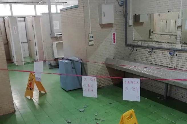 阳明交大男宿浴厕天花板年久失修，竟从天花板掉下碎泥块，学生气得上网爆料，刚好没有人在下面，否则后果恐怕不堪设想。（截自Dcard交通大学板）