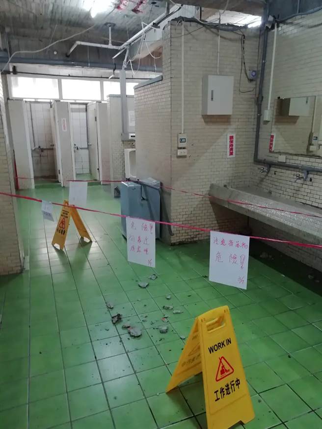 阳明交大男宿浴厕天花板年久失修，竟从天花板掉下碎泥块，学生气得上网爆料，刚好没有人在下面，否则后果恐怕不堪设想。（截自Dcard交通大学板）