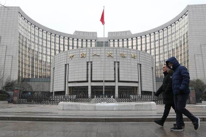 图为大陆民眾经过位于北京的中国人民银行。（图／中新社资料照）