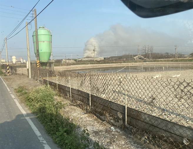 雲林縣麥寮鄉空汙嚴重出現紅色警示，縣環保局加強露天燃燒取締。（民眾提供／張朝欣雲林傳真）
