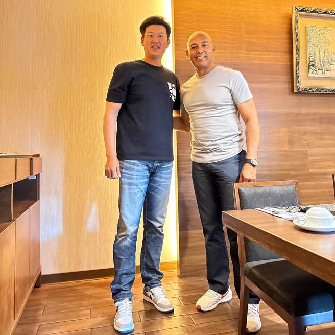 王建民（左）送上「龙舞凤手环」给昔日洋基战友李维拉夫妻檔。（悍创运动行销提供）