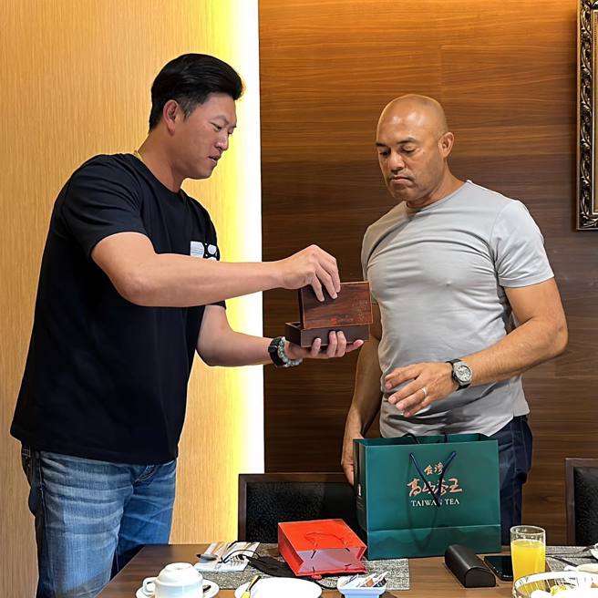 王建民（左）送上「龙舞凤手环」给昔日洋基战友李维拉夫妻檔。（悍创运动行销提供）