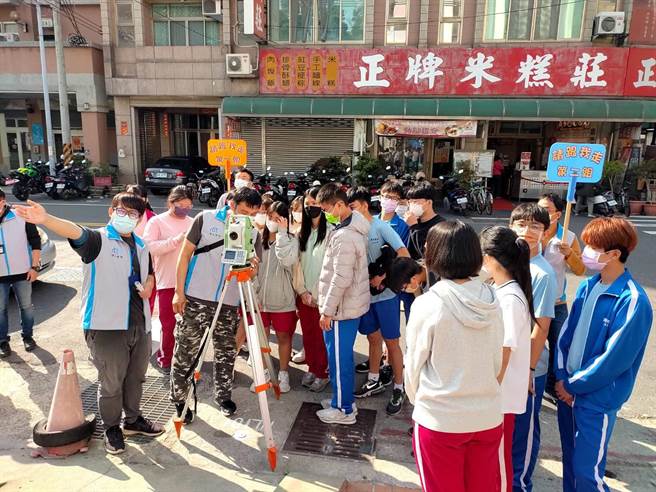 中市清水地所与清水高中培力合作，连续举办三场次的「清水地方学—地政檔案教育活动」。（台中市政府提供）