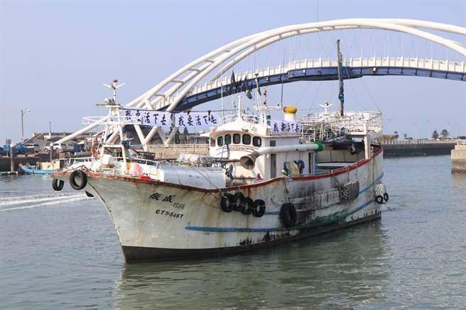 永安漁港漁民今動員約50艘漁船、100名漁民，在船上掛起「我要活下去」布條，出海抗議。（蔡明亘攝）