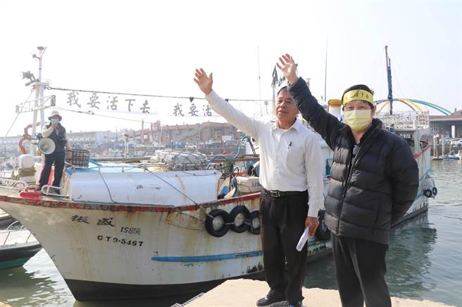 永安漁港漁民質疑中油漠視漁民權益，要求充分溝通。（蔡明亘攝）
