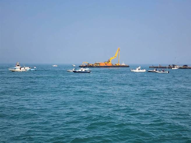 永安漁港漁民出海抗議，在三接工程附近圍繞表達抗爭訴求。（漁民提供／蔡明亘桃園傳真）