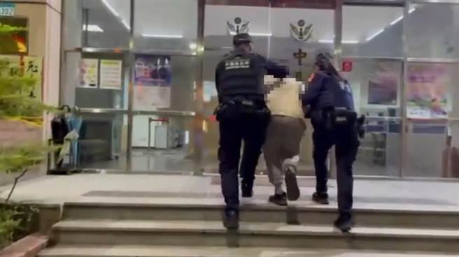 警方将吕男逮捕并带回派出所侦讯。（警方提供）