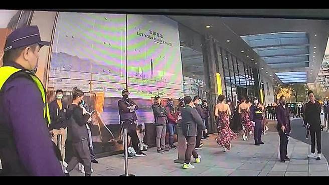 經警方警告，大批旗袍迎賓女侍退進飯店。（翻攝畫面）