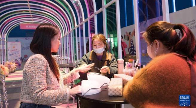 大陆2023年女性平均月薪¥8689人民币，男女差距逐年缩窄。（新华社）