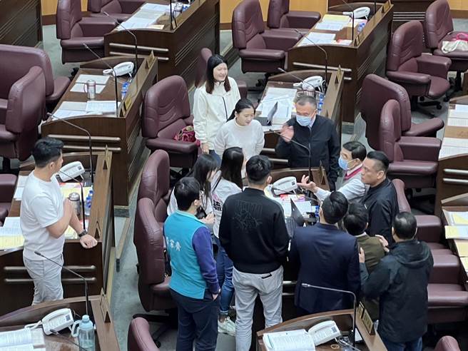 議會暫時休息，副議長李曉鐘(後排右一)連忙跟民進黨議員溝通，呼籲心平氣和。(蔡依珍攝)