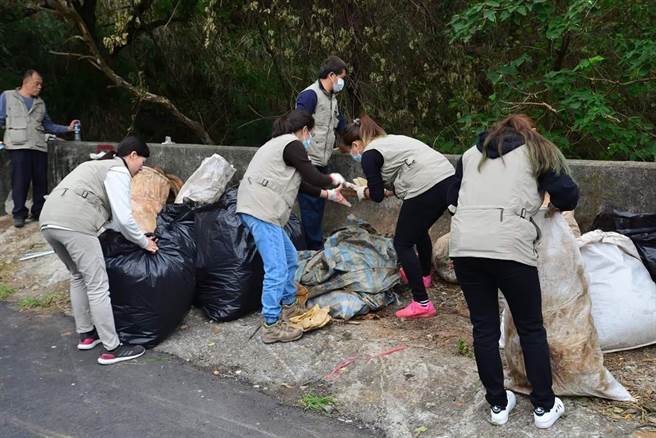 志工参与净山活动。（东势林管处提供）