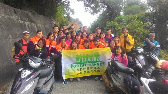 国家森林监测志工成军合照。（东势林管处提供）