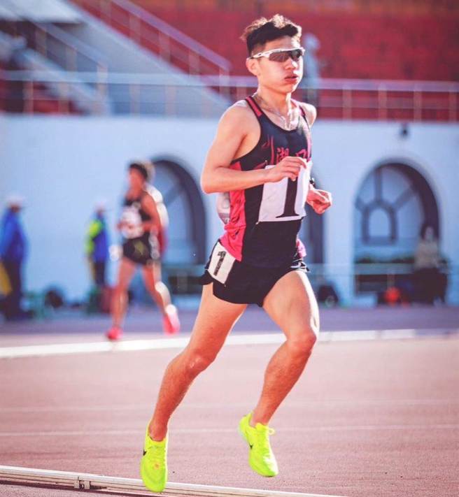 湖口高中田径选手徐立纮去年即在全中运拿下两面金牌，誓言在今年全中运不只要拿金牌，还要突破自己纪录。（谢秉谕提供／邱立雅竹县传真）