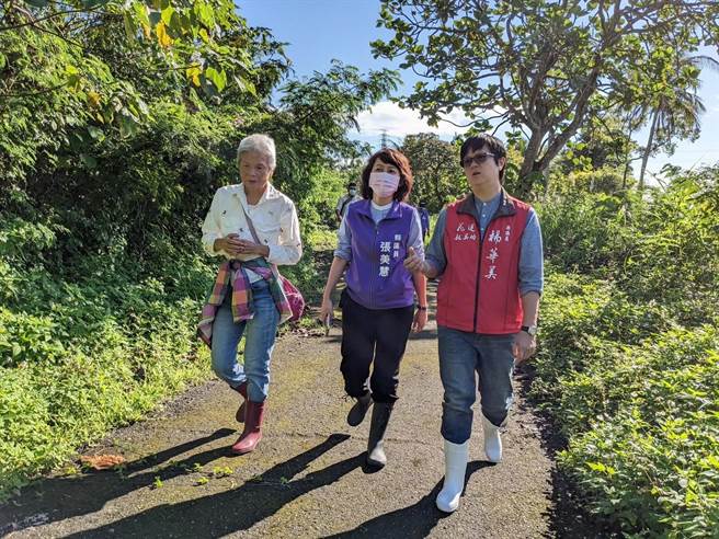 县议员张美慧、杨华美上个月底也接到民眾陈情，到山区勘查陷阱，直击误触陷阱的狗断肢，相当痛心。（县议员杨华美办公室提供）