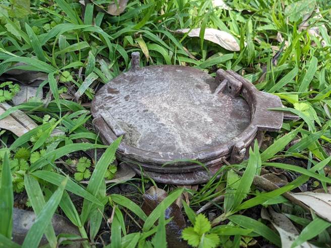 议员张美慧到秀林乡水源村勘查，在现场捡拾山猪吊基座零件。（县议员杨华美办公室提供）