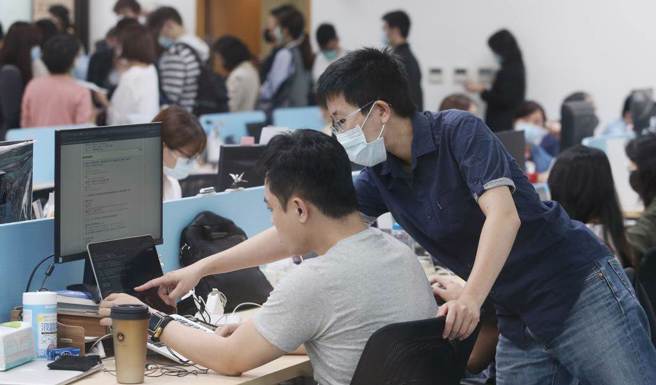 据劳动部今天公布本周无薪假（减班休息）统计，仍有2258家、1万6512人实施，但相较上周减少134家、1020人，且制造业减少597人。（报系资料照）