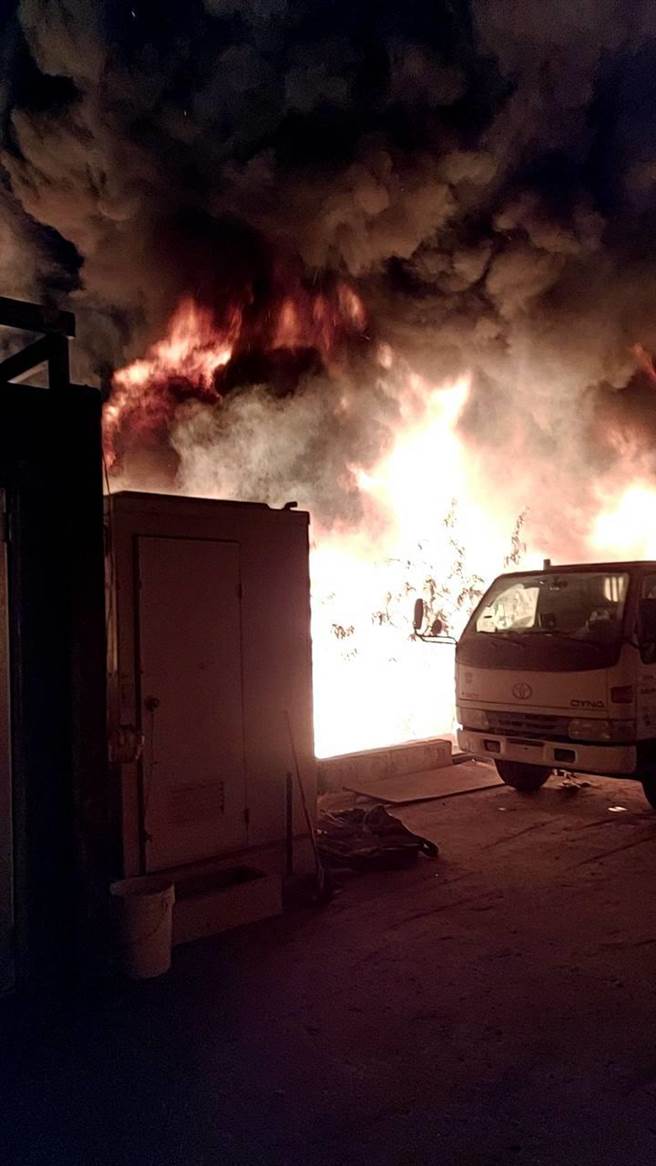 神岡區堤南路某處，昨天晚上不明原因起火，現場堆放大量廢棄物，火勢在東北季風助長下濃煙高竄，令人怵目驚心。(台中市消防局提供)