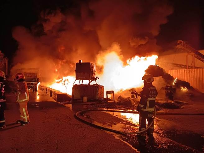 神岡區堤南路某處，昨天晚上不明原因起火，現場堆放大量廢棄物，火勢在東北季風助長下濃煙高竄，令人怵目驚心。(台中市消防局提供)