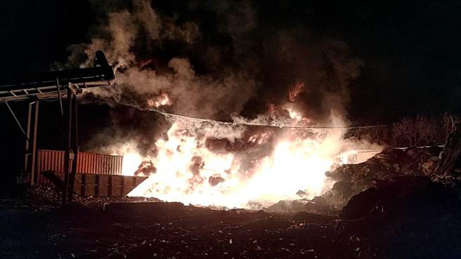 神岡區堤南路某處，昨天晚上不明原因起火，現場堆放大量廢棄物，火勢在東北季風助長下濃煙高竄，令人怵目驚心。(台中市消防局提供)