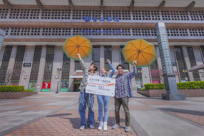 告五人在演唱会前抢先曝光量身打造的周边商品「哈密瓜伞」。（相信音乐提供）