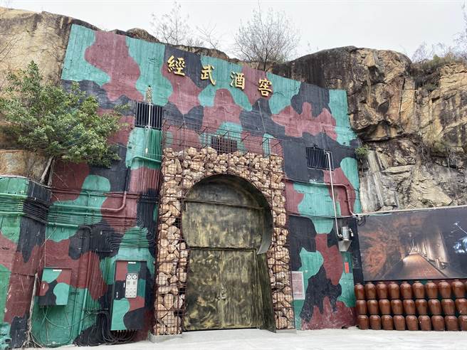 行程独家安排首度开放的「经武储酒坑道」导览，藉由五感体验让旅客更深认识高梁的歷史与风味。(于家麒摄)