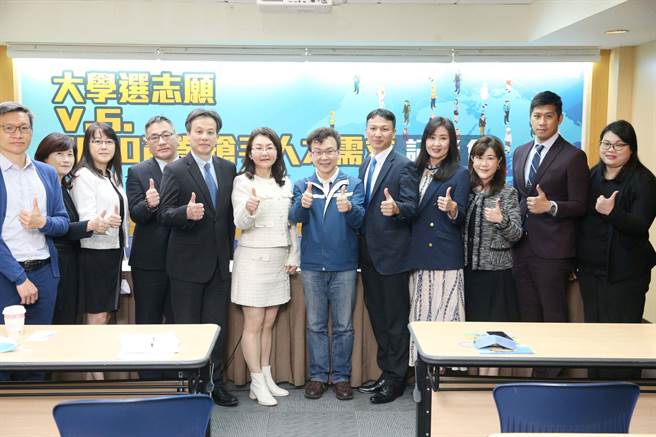 教育智库「大学问」今(8)日携手多家科技业与半导体产业者举办「大学选志愿 v.s. 2030 产业抢手人才需求」记者会，说明协助年轻学子培养基本能力、规画与产业对接的模组化课程、实习，培养企业未来第一流人才而努力。(杜宜谙摄影)
