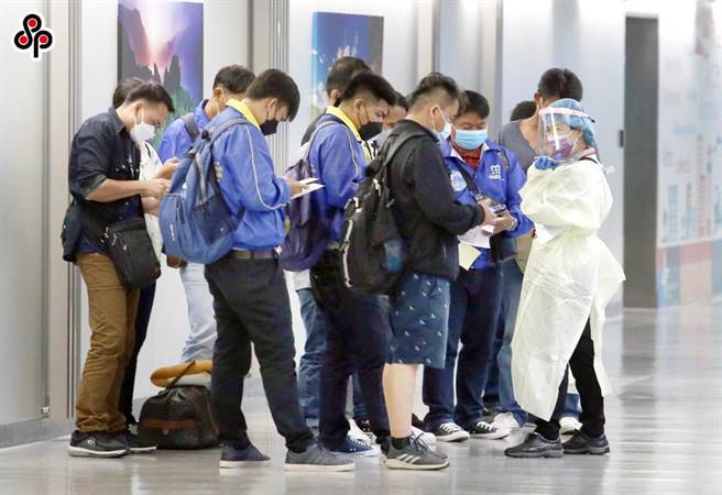 我国在2021年时一度因为疫情紧急实施三级警戒，要求外国人不得入境，随着疫情稳定后，劳动部逐步放宽移工入境规定，但截至今年年初仍要求海外人力仲介应提报防疫计画，包括每房居住人数不得超过6人、同一时段训练人数及住宿人数减少50％等规定。（报系资料照）