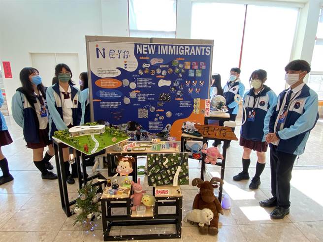 新竹市光復高中設計群第19屆成果展8日登場，此屆畢業生以「蒔舊」為主題概念，推出多項設計成果。（陳育賢攝）