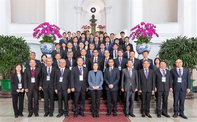 澎科大校长黄有评荣获中国工程师学会颁赠的「杰出工程教授奖」，总统蔡英文7日在总统府召见得奖人，并与大家座谈后合影留念。（澎科大提供）