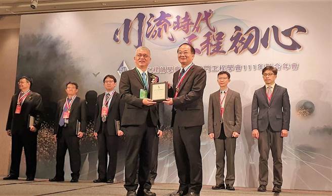 杰出工程教授奖去年有超过40位优秀学者竞争角逐，最后遴选出10位教授，此奖项是为表扬对台湾工程实务或工程教育有杰出贡献的工程学教授。（澎科大提供）