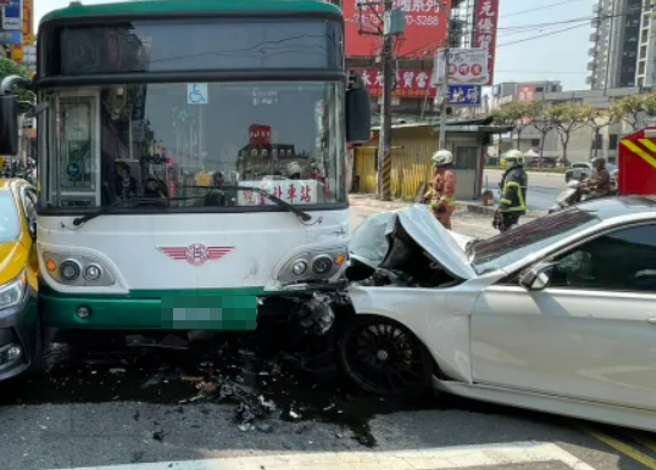 新北市土城今（8）中午发生车祸，一辆BMW行经中央路一段，疑似闯红灯擦撞路过的公车，驾驶轻伤送医，BMW车车头凹陷毁损。（翻摄自记者爆料网）
