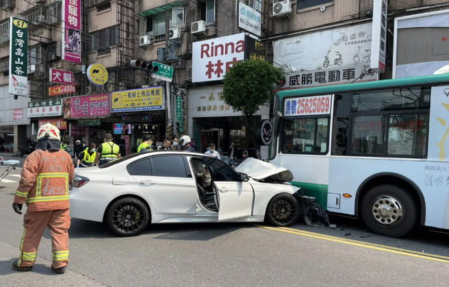 新北市土城今（8）中午发生车祸，一辆BMW行经中央路一段，疑似闯红灯擦撞路过的公车，驾驶轻伤送医，BMW车车头凹陷毁损。（翻摄自记者爆料网）