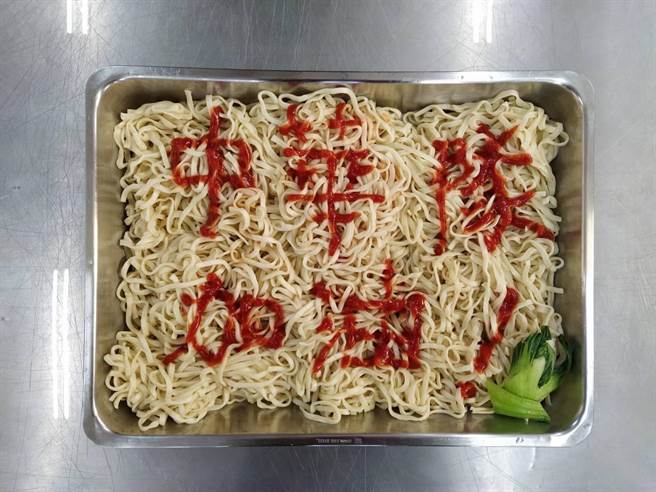 嘉義市多所國小、幼兒園發揮創意，將營養午餐擺盤成「中華隊加油」 等字樣。（嘉義市政府提供∕呂妍庭嘉義傳真）