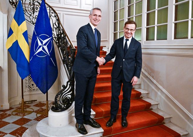 芬兰和瑞典入会须经北约30个会员国国会批准，目前还有土耳其和匈牙利2国尚未批准。北约秘书长史托腾柏格（Jens Stoltenberg，图左）今天表示，他看到两国停滞的申请案有些许「进展」。
（图/ 路透社）