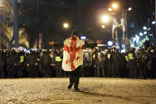 有些示威者挥舞着欧盟和乌克兰国旗，站在国会外聆听发言者谴责这项法案。这项立法要求任何从海外获得超过20%资金的组织必须登记为「外国代理人」，否则将面临巨额罚款。(图/美联社)
