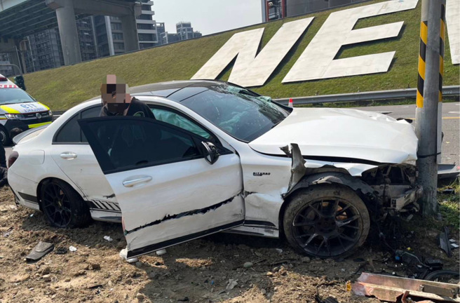 三重区疏洪五路二段与15号越堤道口今（8）上午11时许发生一名50岁机车男骑士，遭对向为了超车而违规逆向行驶的轿车撞上无生命迹象。（翻摄照片）