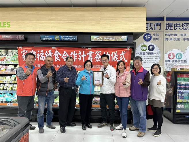 金门县政府与家乐福文教基金会合作「续食计画」，7日下午在家乐福金门店进行签约仪式。(图／金门县政府提供)