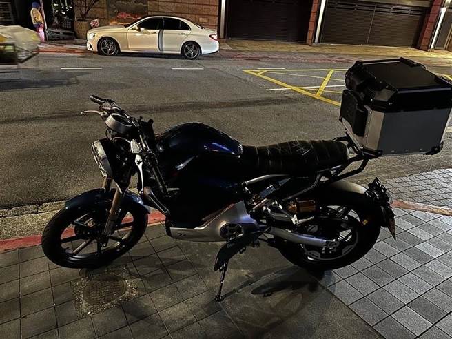 潘姓騎士遭到撞飛，所幸僅腿部受到擦傷。（翻攝照片／林郁平台北傳真）