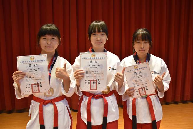 苗栗县头份国中8年级女生陈钰琪（左起）蔡云慈、徐苡琁3人联手抢下全国跆拳道品势金牌。（谢明俊摄）