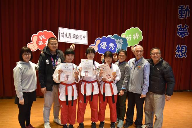 苗栗县头份国中8年级女生陈钰琪、蔡云慈、徐苡琁3人联手抢下全国跆拳道品势金牌，感谢台湾光罩慈善基金会的全力资助。（谢明俊摄）
