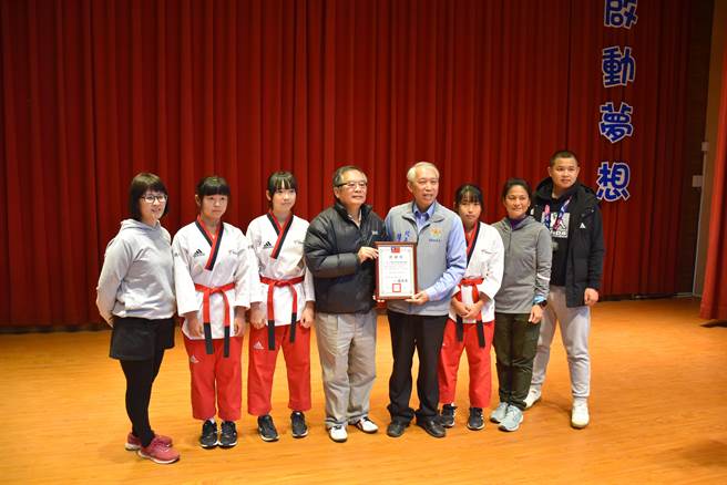 苗栗县头份国中8年级女生陈钰琪、蔡云慈、徐苡琁3人联手抢下全国跆拳道品势金牌，感谢台湾光罩慈善基金会的全力资助。（谢明俊摄）