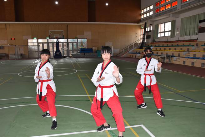 苗栗县头份国中8年级女生陈钰琪、蔡云慈、徐苡琁3人联手抢下全国跆拳道品势金牌。（谢明俊摄）